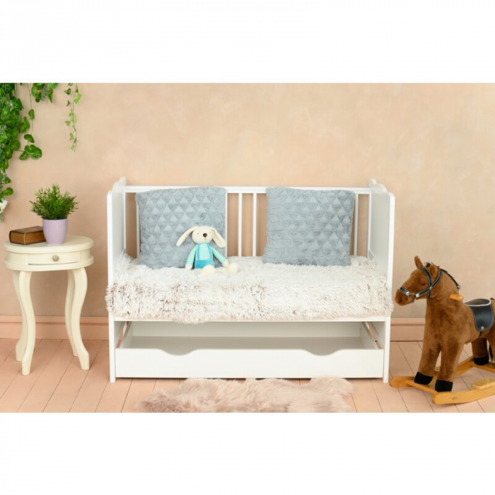 Qmini - Patut din lemn Julia 120x60 cm, multifunctional, cu sertar, Cu sina speciala pentru dentitie, EN716-1, EN716-2, Alb + Saltea 12 cm [3]