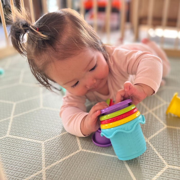 Set jucarii interactive, Playgro, Include 6 cupe pentru stivuire, 6 inele, o jucarie din plus si o jucarie cu ventuza, 6 luni+, Sensory Llama Explore and Play Gift Pack [18]