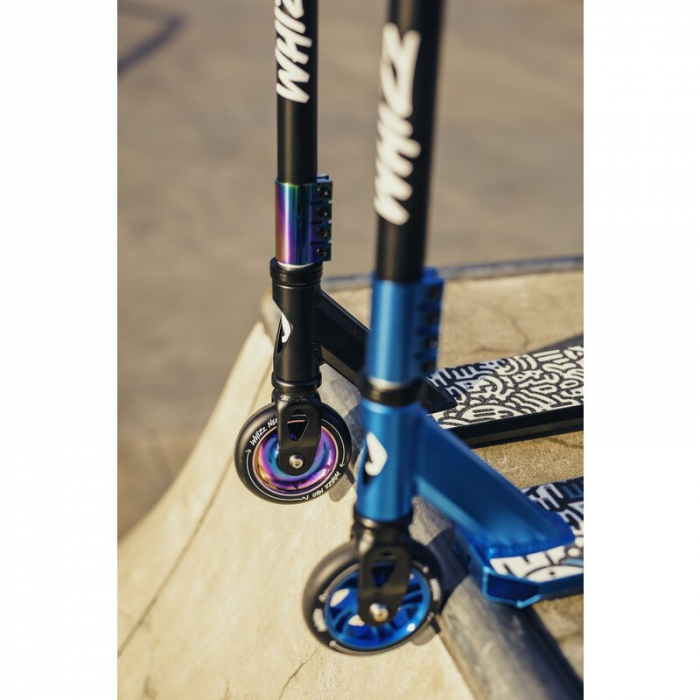 Trotineta, Lionelo, Whizz, Pentru Acrobatii, Rulmenti ABEC-9, Sistemul de compresie IHC 9, 20 - 100 kg, Conform cu standardul european de securitate EN14619, Multicolor [48]