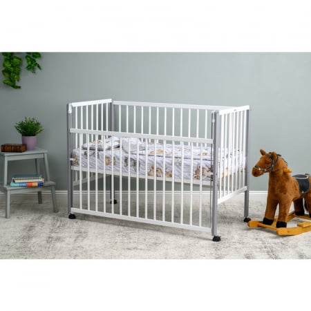 Patuturi din lemn - Patut din lemn bebe, 120x60 cm, Cu laterala culisanta, Din lemn de pin si mdf, Stabil si rezistent, Inaltime saltea reglabila pe 3 nivele, Laterala cu 3 bete detasabile, EN716-1, EN716-2, Alb, Qmini, 