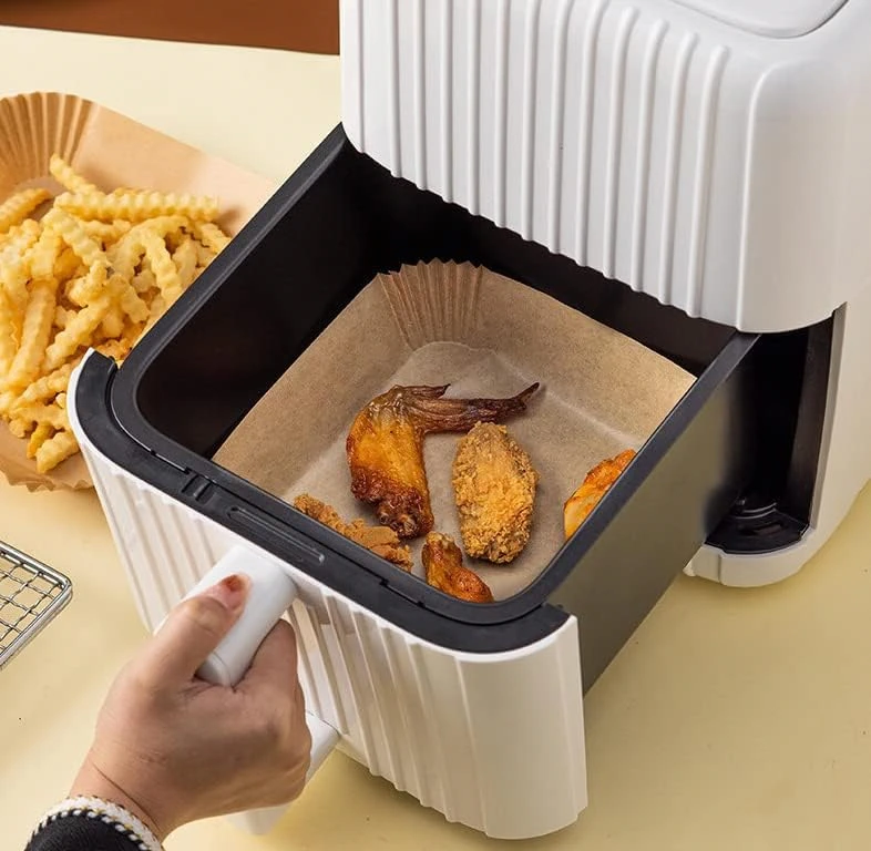 Set 50 Hârtii de Copt pentru Air Fryer, Pătrate 20×20×4.5 cm, Termorezistente, în Suport din Plastic cu Capac – Ideale pentru Friteuze cu Aer, Gătit Curat, Fără Lipire și Protecție Anti-Stropire [2]