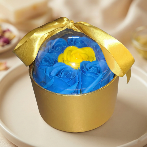 Cadouri pentru Ziua Îndrăgostiților - Aranjament 7 trandafiri parfumati sapun, albastru si galben, cutie aurie Cupola