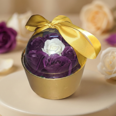 Cadouri pentru Ziua Îndrăgostiților - Aranjament 7 trandafiri parfumati sapun, mov si alb, cutie aurie Cupola