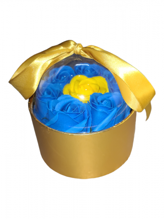 Aranjamente flori sapun - Aranjament 7 trandafiri parfumati sapun, albastru si galben, cutie aurie Cupola
