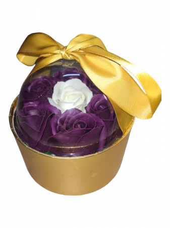 Aranjamente flori sapun - Aranjament 7 trandafiri parfumati sapun, mov si alb, cutie aurie Cupola