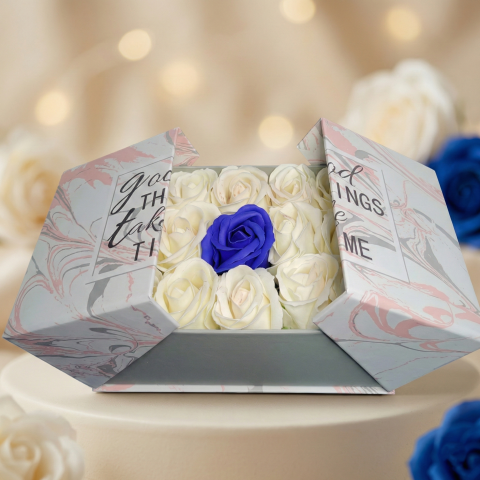 Cadouri pentru Ziua Îndrăgostiților - Aranjament Floral din 15 Trandafiri de Sapun