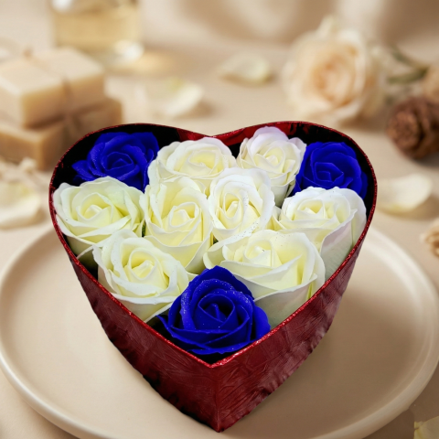 Cadouri pentru Ziua Îndrăgostiților - Aranjament Floral in Forma de Inima cu 11 Trandafiri de Sapun