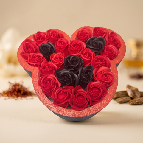 Aranjamente flori sapun - Aranjament Floral Minnie Mouse 24 trandafiri sapun rosu si negru