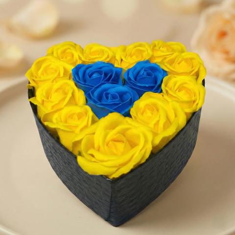 Cadouri pentru Ziua Îndrăgostiților - Celestial Harmony 14 Trandafiri Sapun Galbeni și Albaștri Inima Neagra