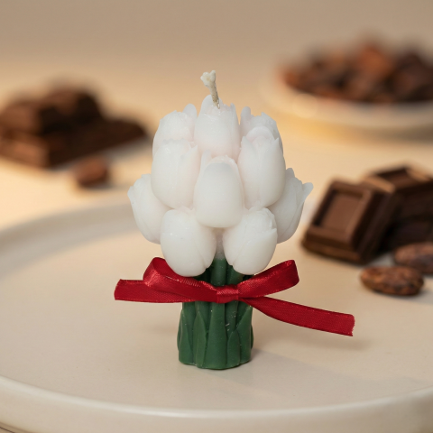 Cadouri pentru Ziua Îndrăgostiților - Lumânare Decorativă Buchet de Lalele Albe – Aromă de Ciocolată – Ceară de Soia