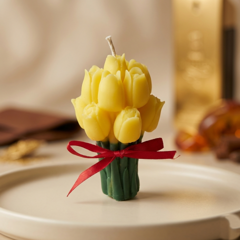 Cadouri pentru Ziua Îndrăgostiților - Lumânare Decorativă „Buchet de Lalele Galbene” – Aromă One Million – Ceară de Soia