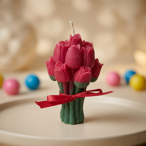 Cadouri pentru Ziua Îndrăgostiților - Lumânare Decorativă „Buchet de Lalele Magenta” – Aromă Bubblegum – Ceară de Soia