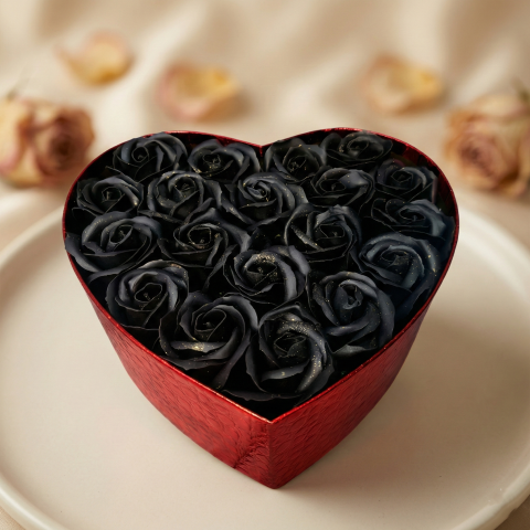 Cadouri pentru Ziua Îndrăgostiților - Midnight Glam 23 Trandafiri sapun Pudrați de Lux: Negri cu Praf Auriu - Cutie Roșie Piele