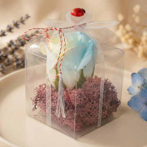 Aranjamente flori sapun - Trandafir de săpun alb pe pat de licheni – Cadou elegant pentru Mărțișor și ocazii speciale