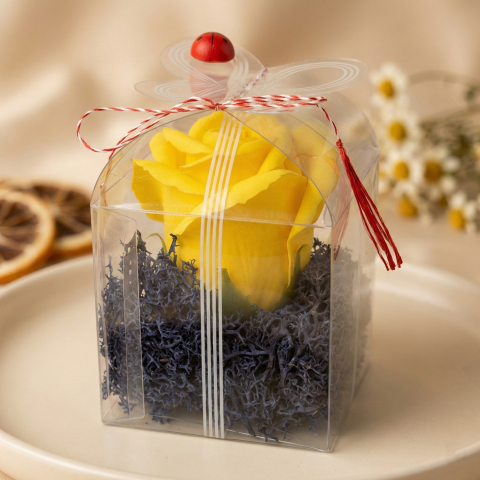 Aranjamente flori sapun - Trandafir galben din săpun pe pat de licheni – Cadou luminos pentru Mărțișor și ocazii speciale