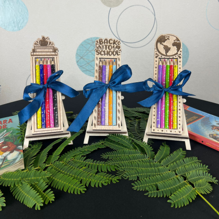 Articole personalizate - Set cadou - suport lemn gravat cu  creioane colorate - Back to school