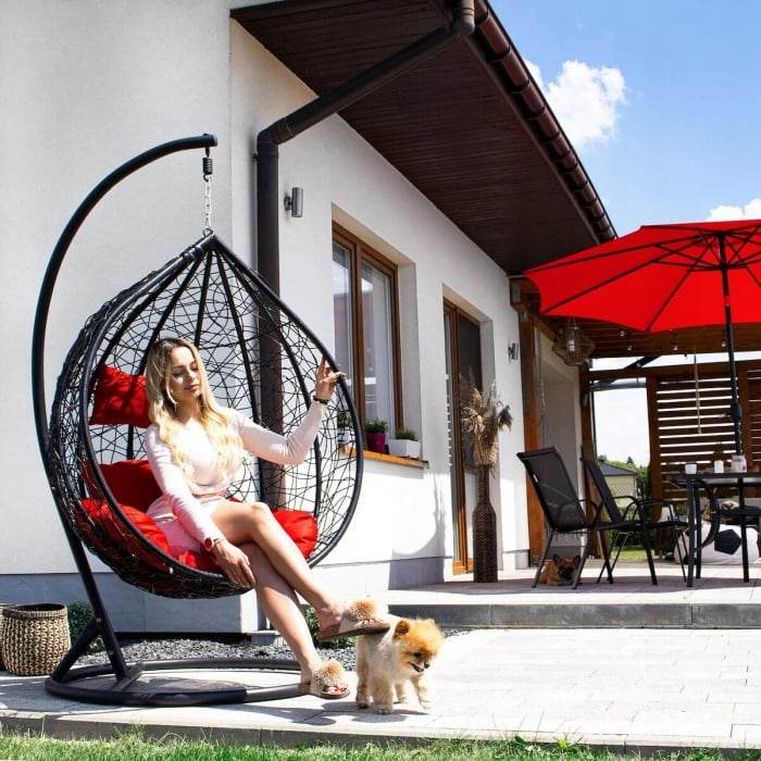 Balansoar tip cuib negru cu pernă roșie pentru terasă și grădină – confort și stil [2]