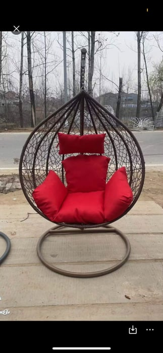 Balansoar tip cuib negru cu pernă roșie pentru terasă și grădină – confort și stil [3]