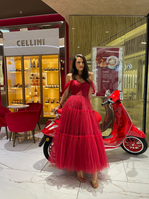 Rochie rosie midi din tul fin cu bretelute pe umeri [1]