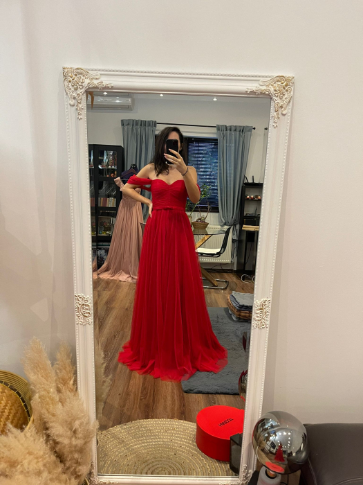 Rochie rosie de seara lunga din tul fin cu bretele cazute pe umeri [1]