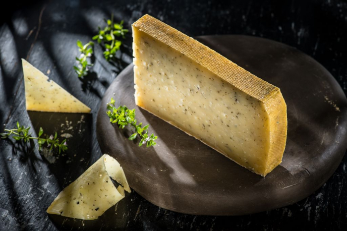 BRANZĂ MATURATĂ CU CIMBRIȘOR DE COLȚEȘTI 200 G [2]