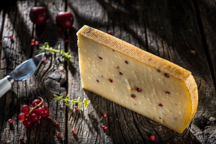 BRANZĂ MATURATĂ CU PIPER DE COLȚEȘTI 200 G [2]