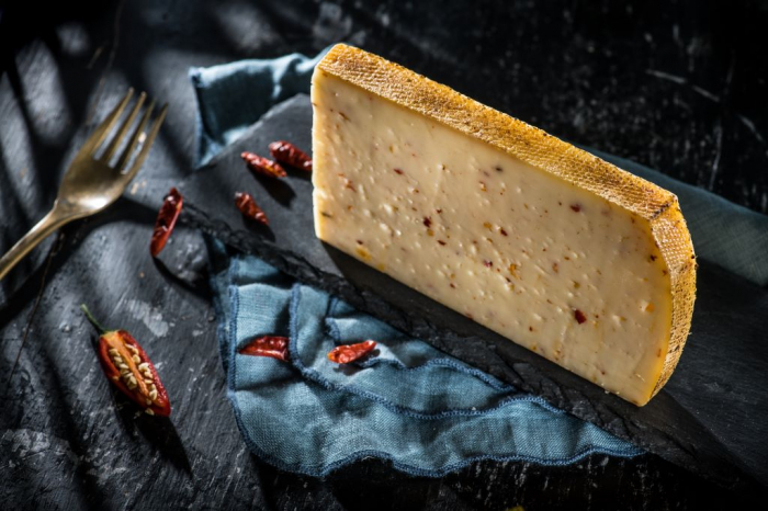 BRANZĂ MATURATĂ DE COLȚEȘTI CU CHILI 200 G [2]