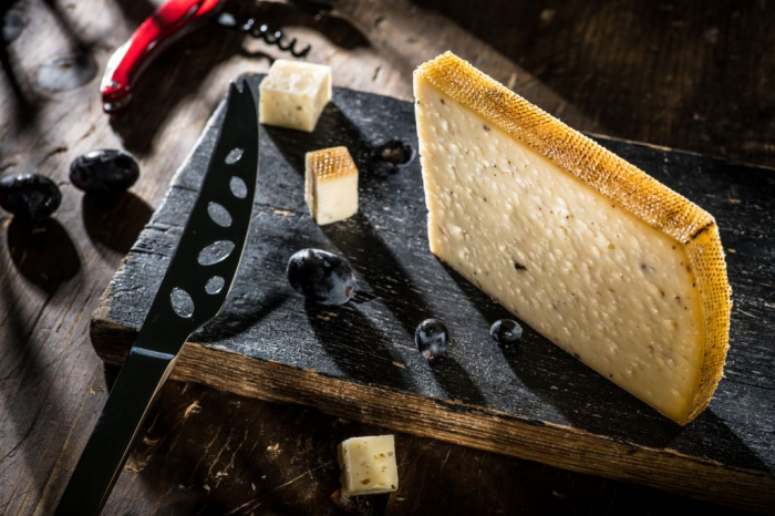 BRANZĂ MATURATĂ DE COLȚEȘTI CU TRUFE 200 G [2]