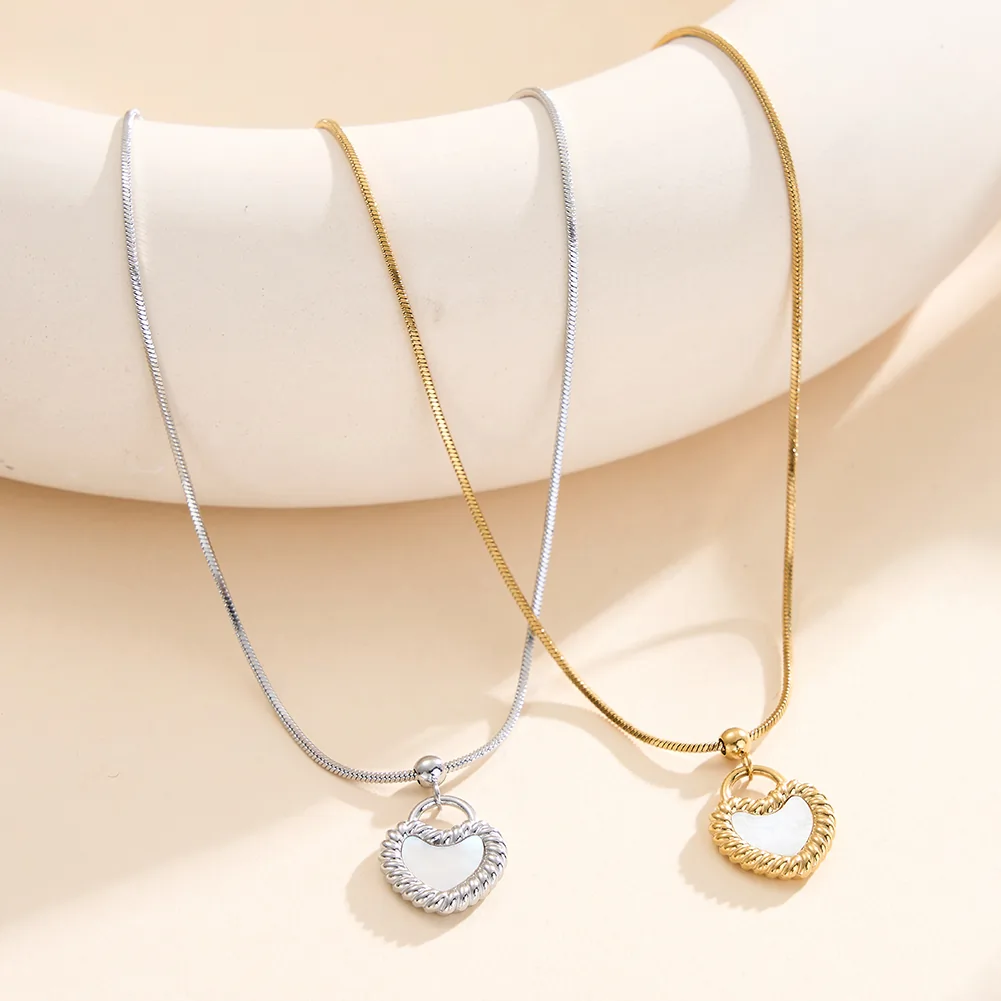 Produse Noi - Colier Statement cu Perle Shell Twisted Heart Argintiu