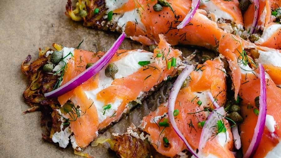 Somon afumat cu iaurt scurs și cartofi crocanți