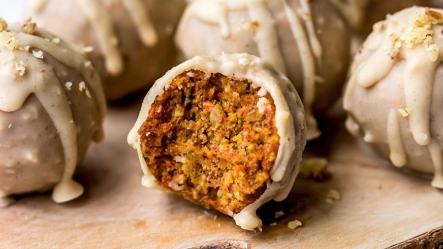 Trufe „carrot cake” fără coacere, cu glazură de ciocolată albă vegană