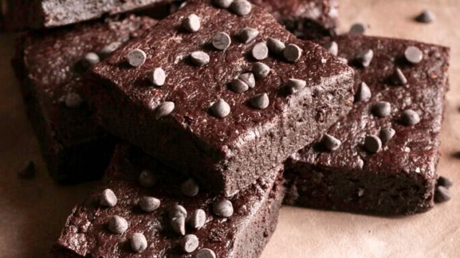 Brownies cu curmale și cacao fără făină, fudgy și sănătoase
