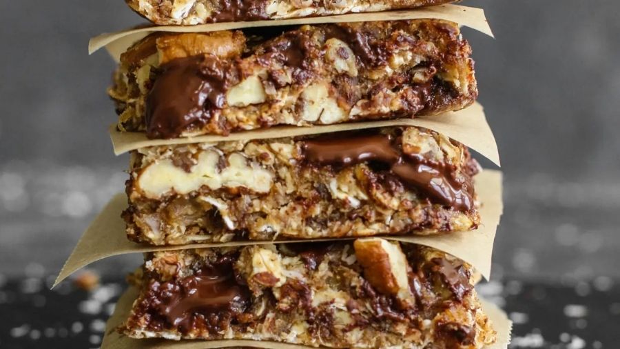 Batoane „magic” cu ciocolată, curmale, cocos și pecan