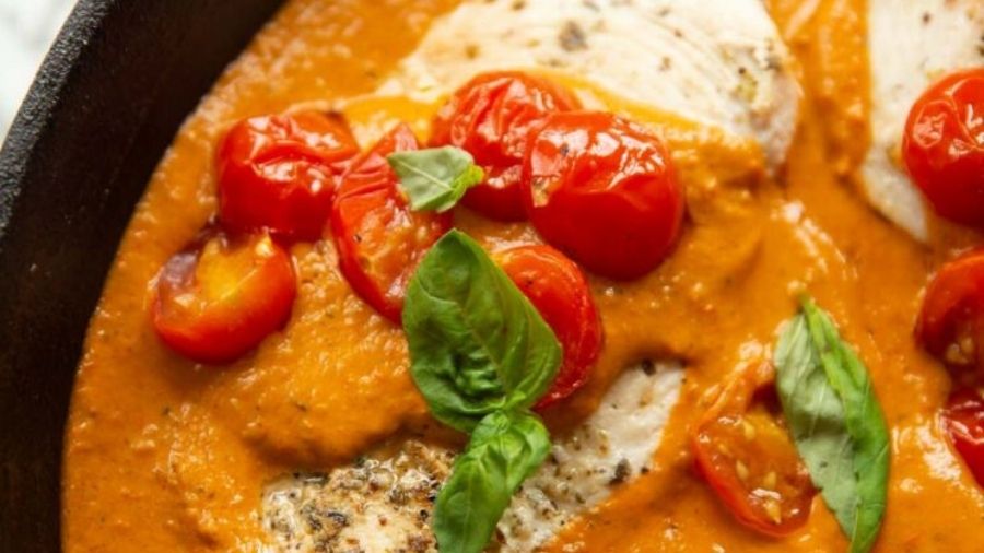 Pui în sos cremos de roșii coapte (cu mascarpone)