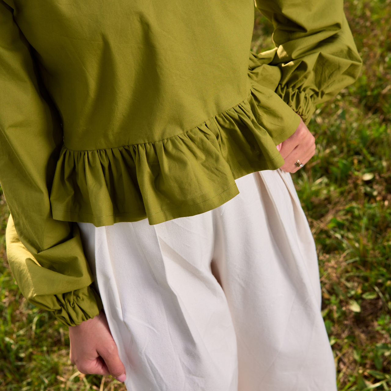 Bluza lejera bumbac natural verde olive cu volanas [4]