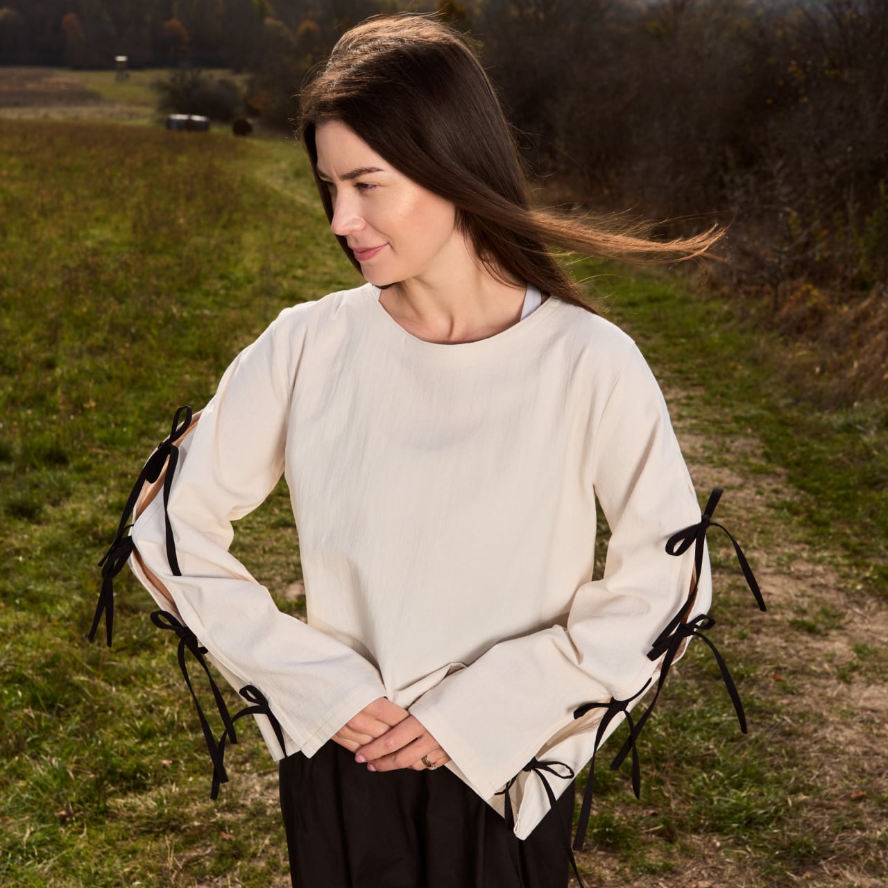 Bluza din bumbac natur cu fundite laterale pe maneci [7]