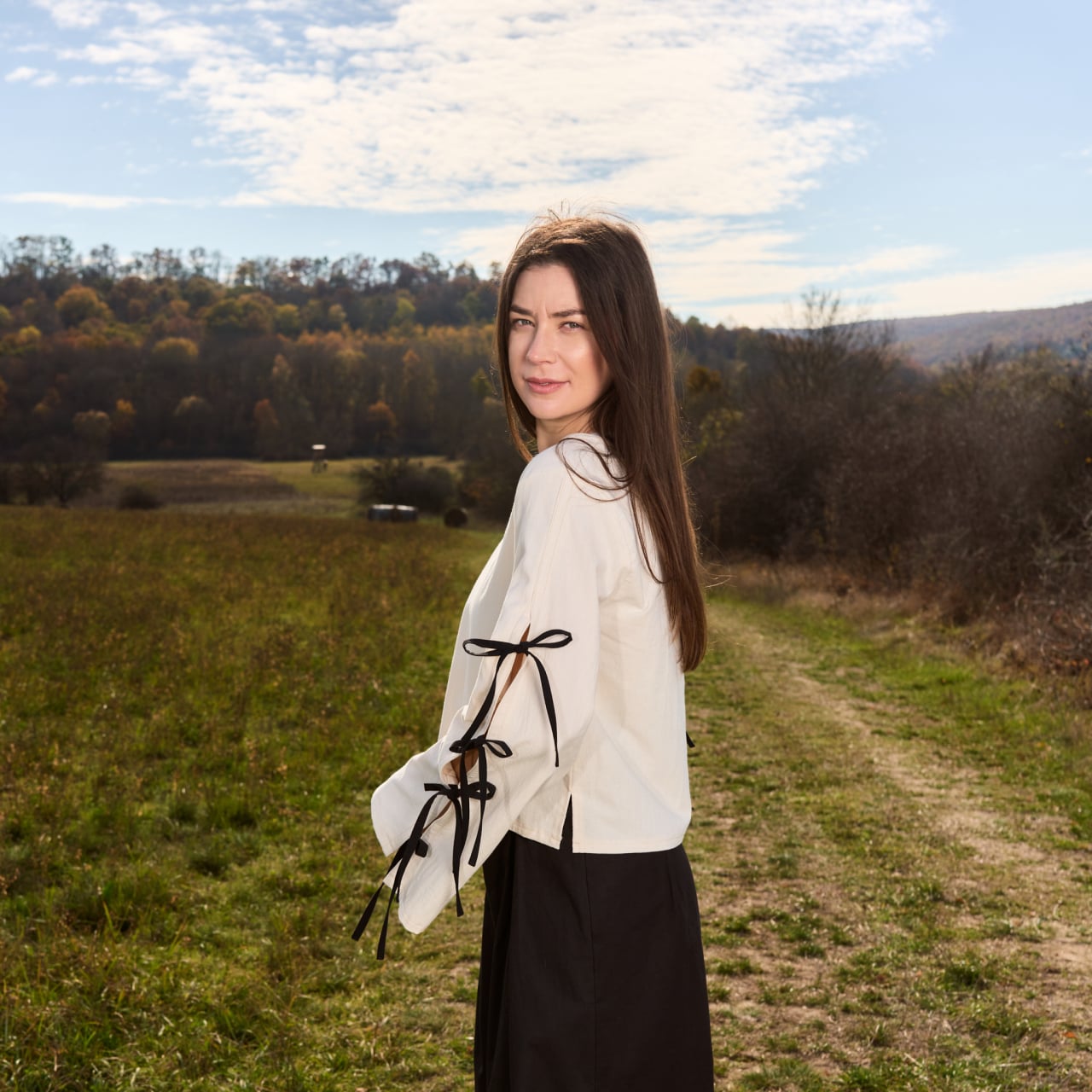 Bluza din bumbac natur cu fundite laterale pe maneci [5]