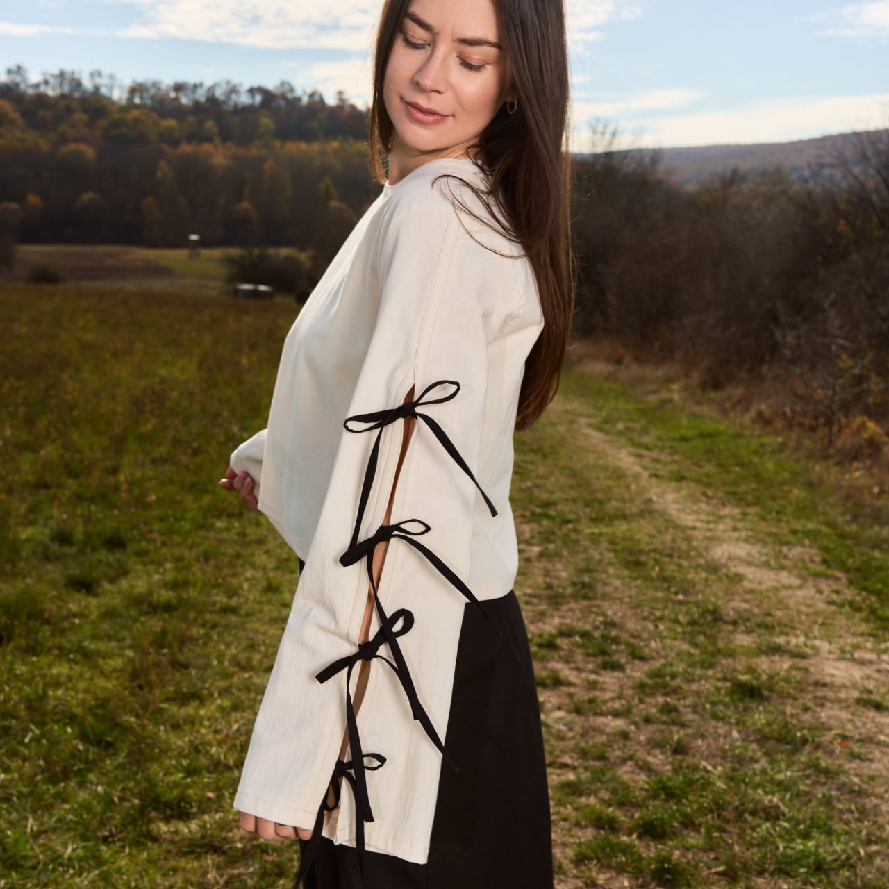 Bluza din bumbac natur cu fundite laterale pe maneci [3]