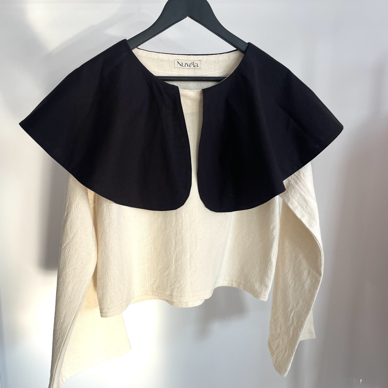 Bluza bumbac natur cu guler negru [2]