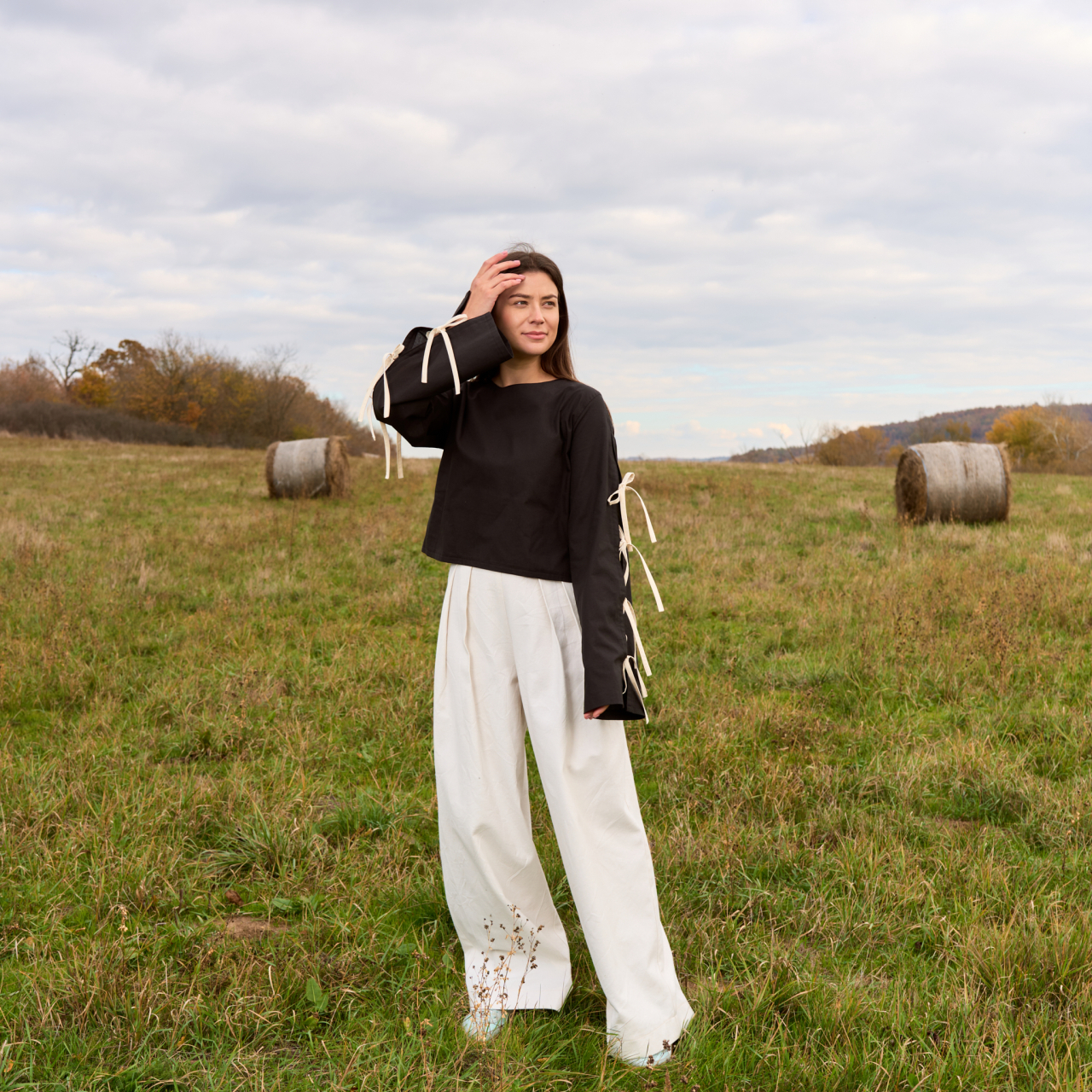 Bluza din bumbac natur cu fundite laterale pe maneci [5]