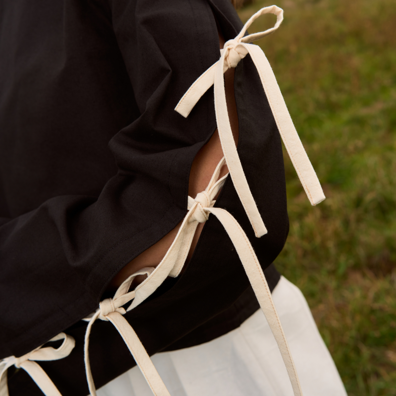 Bluza din bumbac natur cu fundite laterale pe maneci [3]