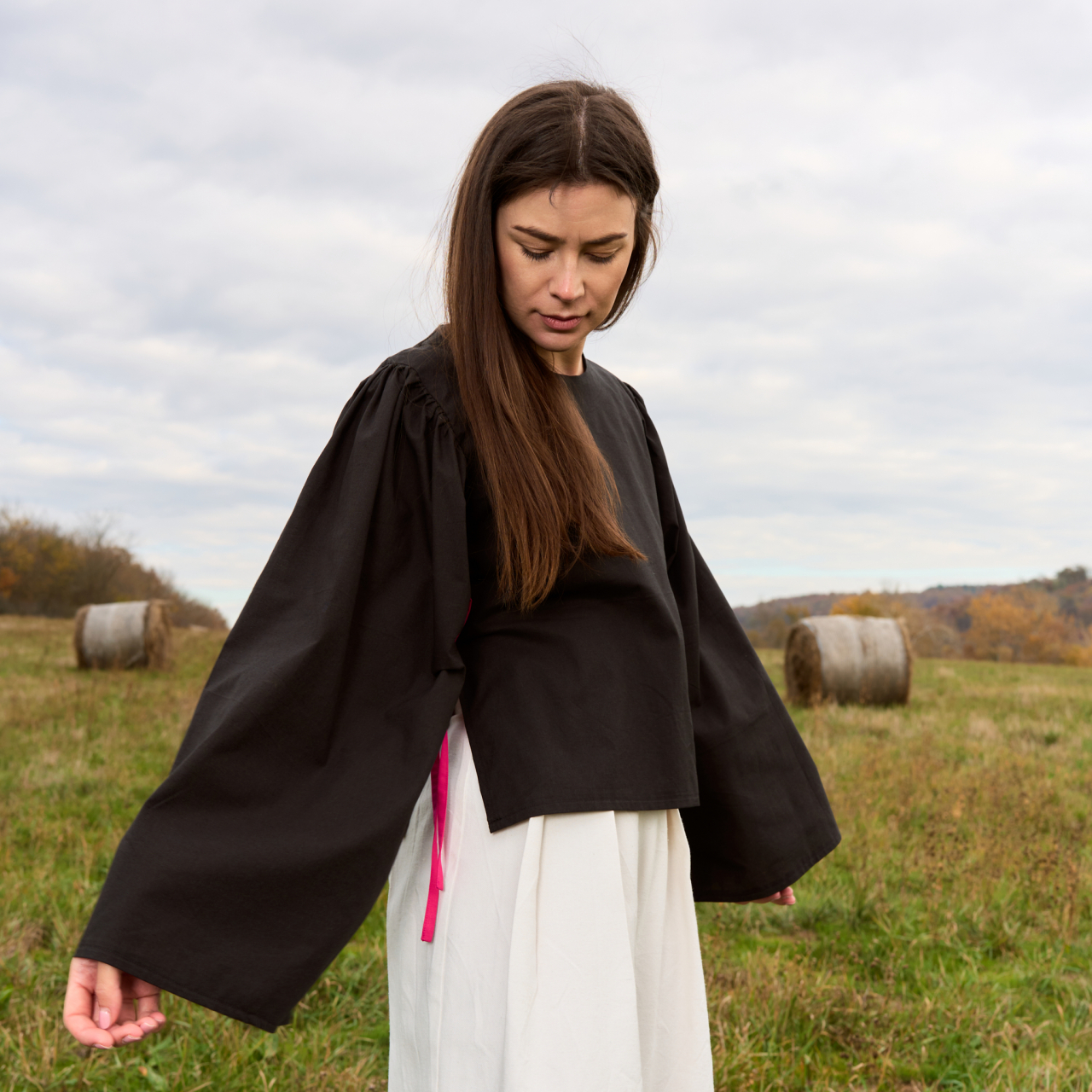 Bluza din bumbac negru cu maneca incretita si funde laterale [3]