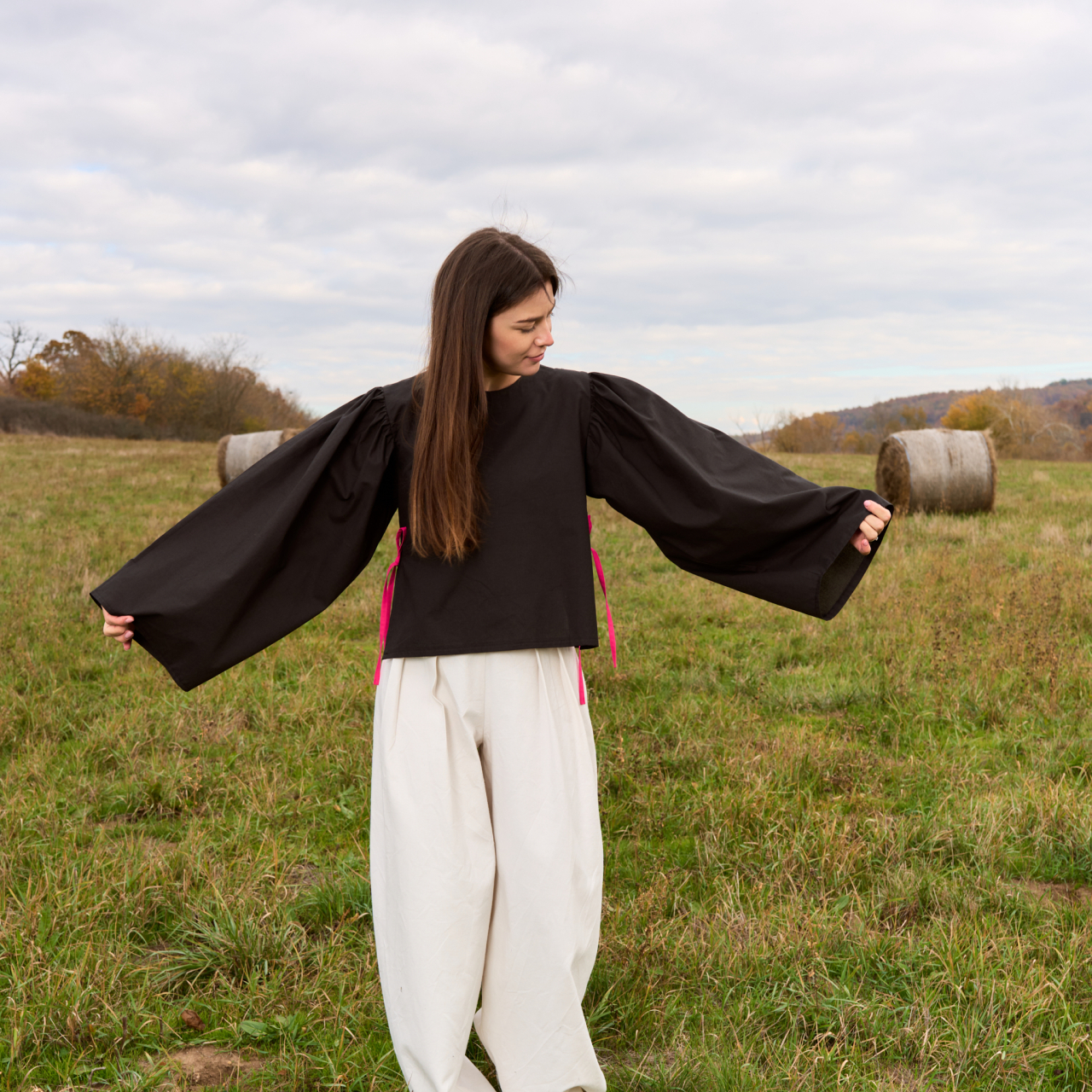 Bluza din bumbac negru cu maneca incretita si funde laterale [2]