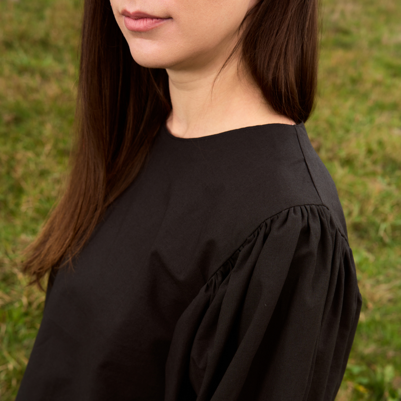 Bluza din bumbac negru cu maneca incretita si funde laterale [5]