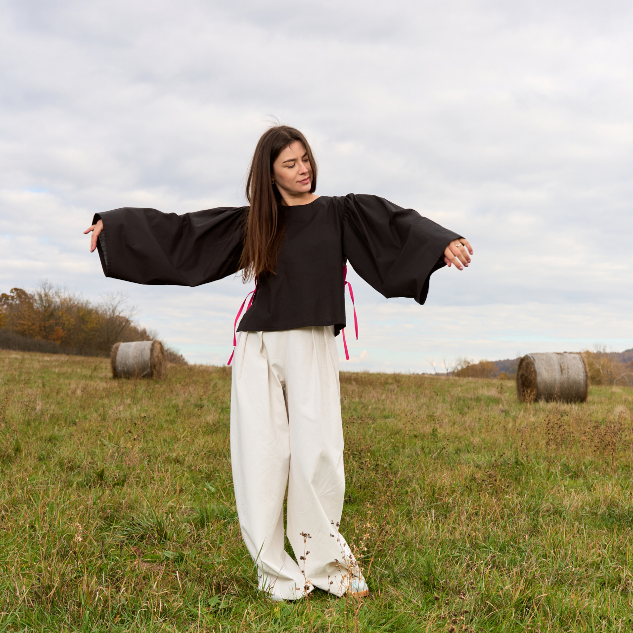 Bluza din bumbac negru cu maneca incretita si funde laterale [4]