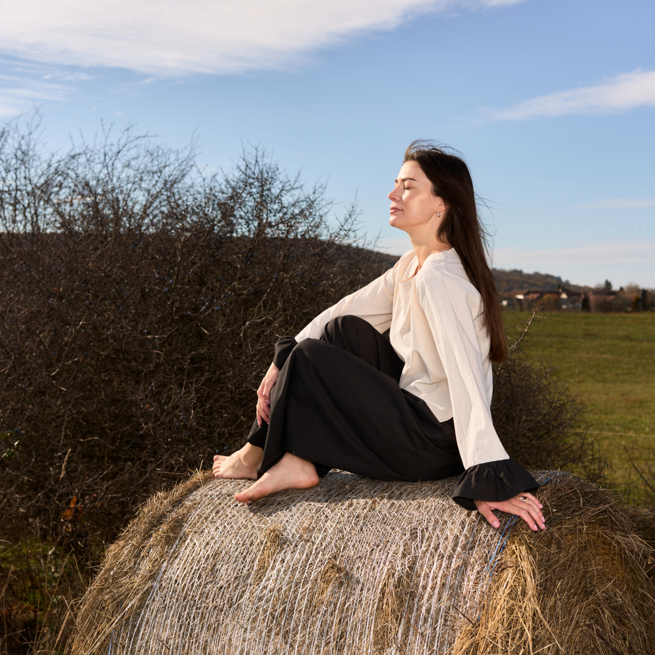 Bluza din bumbac natural natur cu maneci si tiv incretite negre [2]