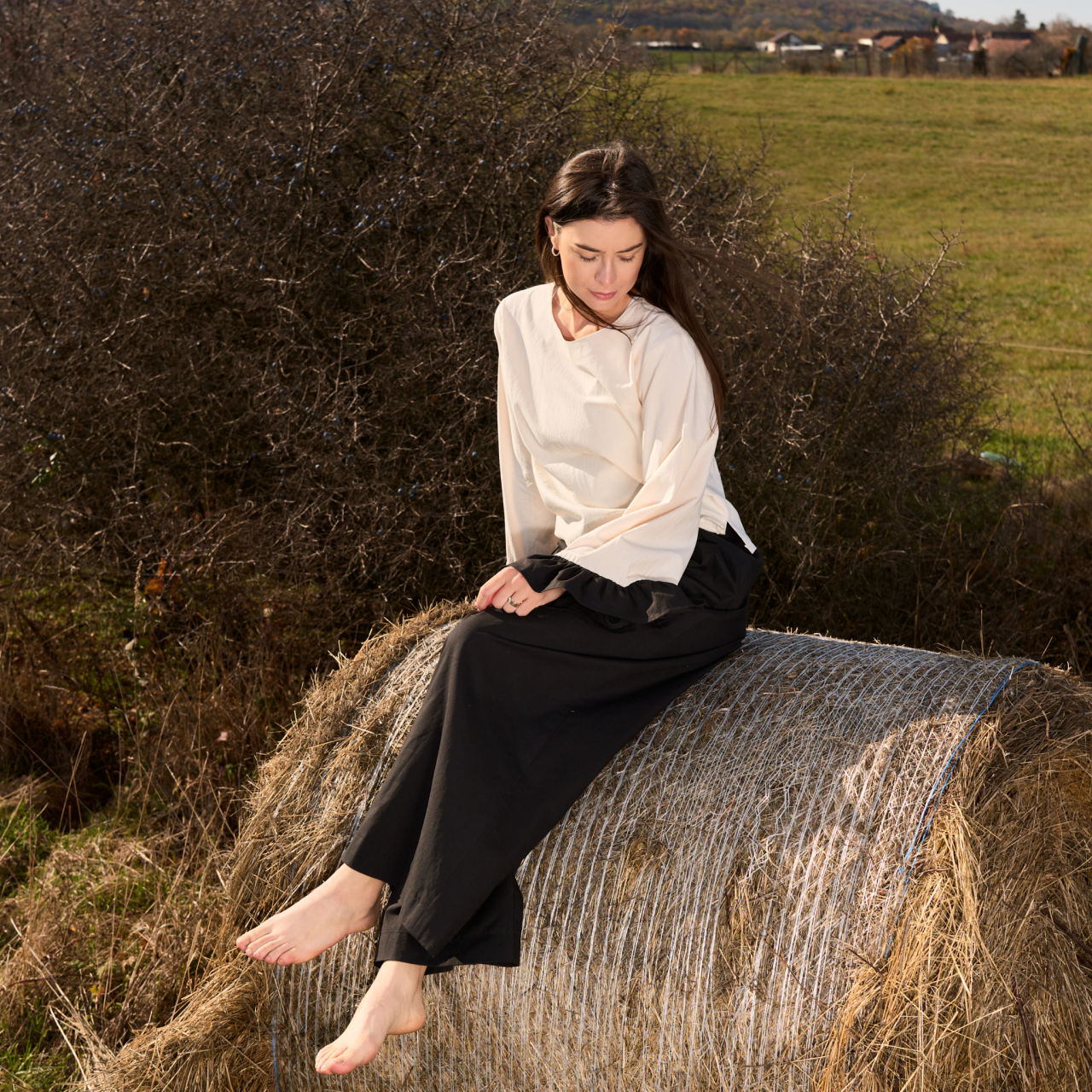 Bluza din bumbac natural natur cu maneci si tiv incretite negre [4]