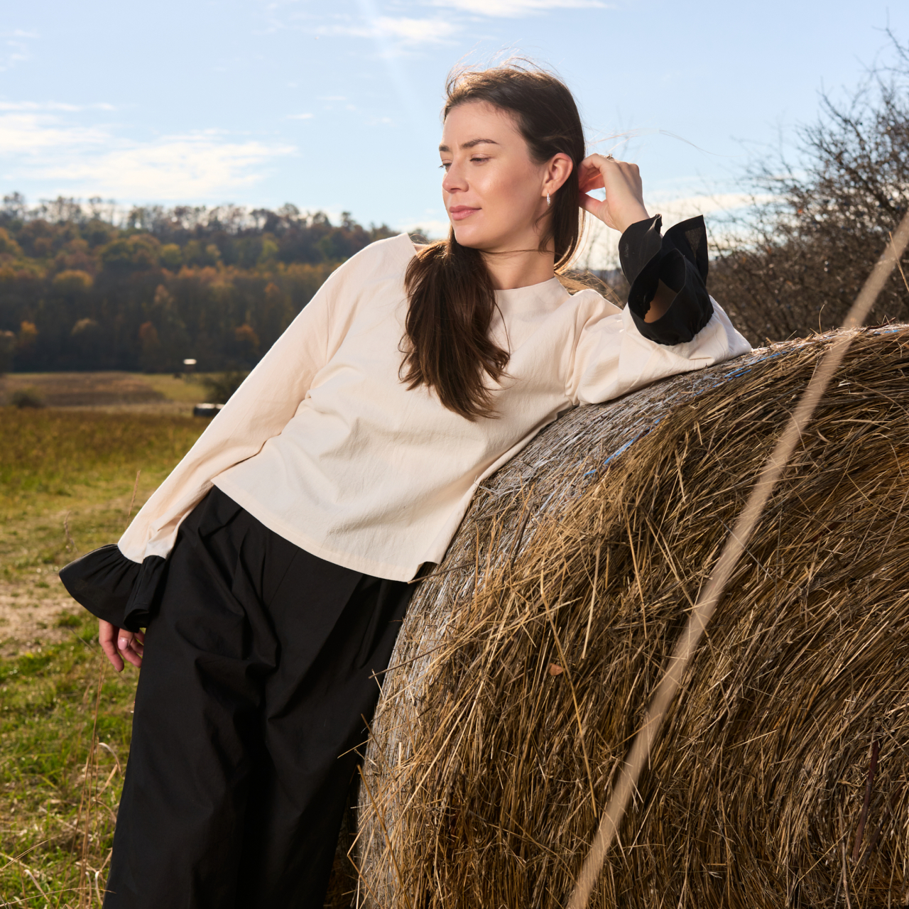 Bluza din bumbac natural natur cu maneci si tiv incretite negre [1]