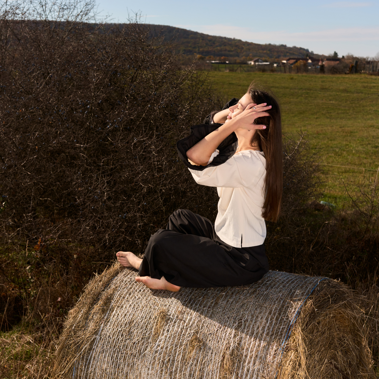 Bluza din bumbac natural natur cu maneci si tiv incretite negre [6]