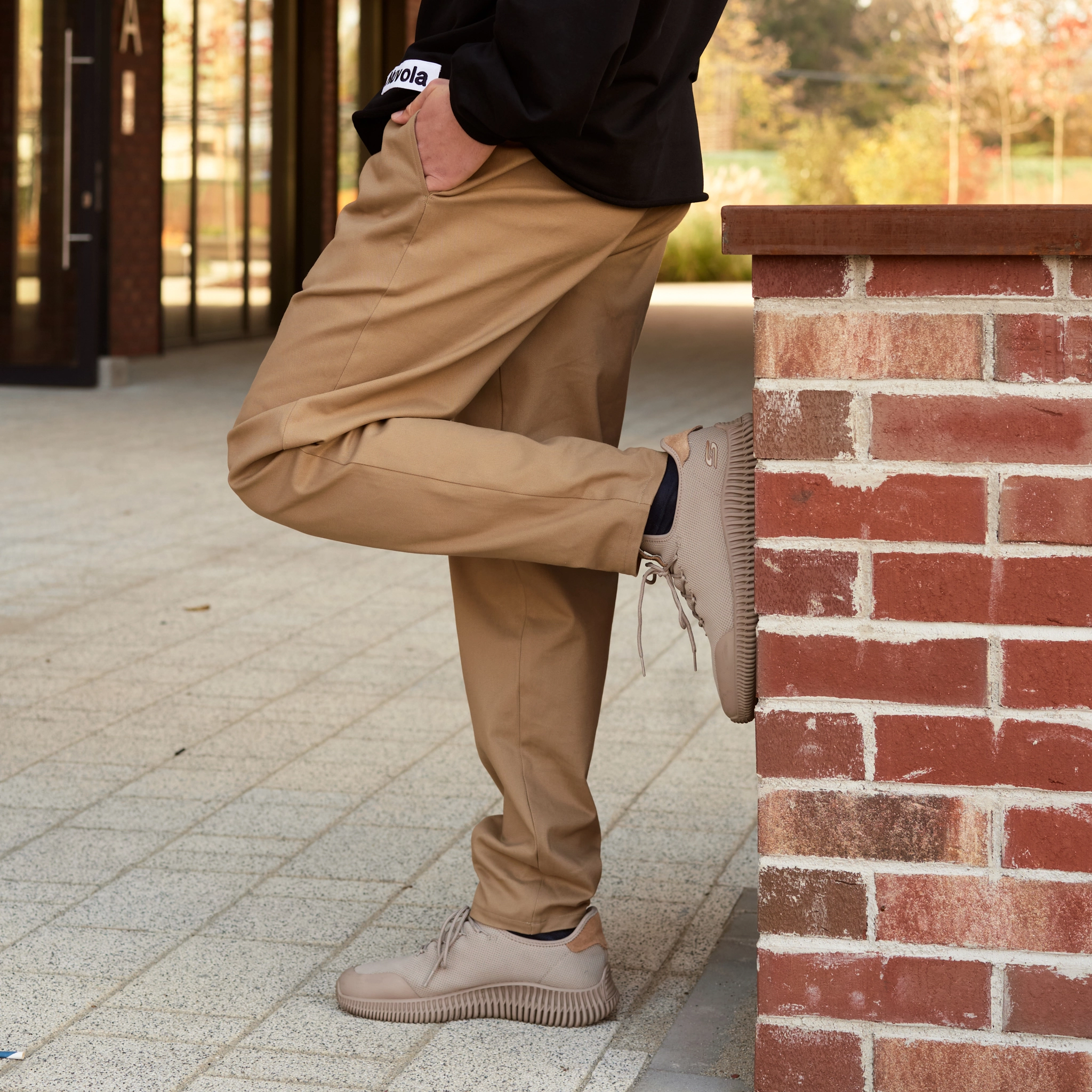 Pantaloni casual bărbați maro din bumbac cu talie elastică și buzunare laterale. [2]
